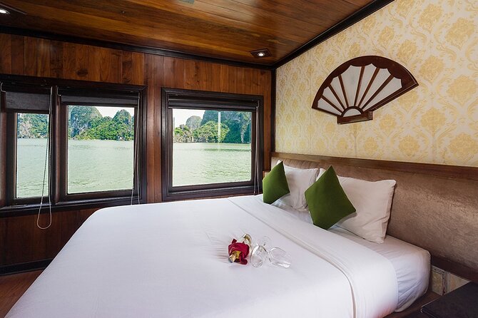 Bai Tu Long bay Deluxe cruise 2D1N: fishing villages, meals, cave, kayaking - The cabin setup: air conditioning and a private bathroom