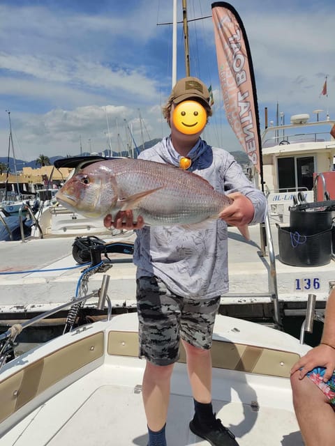 Fuengirola: Fishing Trip with Drinks and Gear - Aperitif, beer, snacks, and coastal views between casts