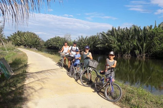 Hoi An Countryside Biking Tour(Vegetable village -basket boat - fishing village) - Tra Que vegetable village: the farm work you can actually do