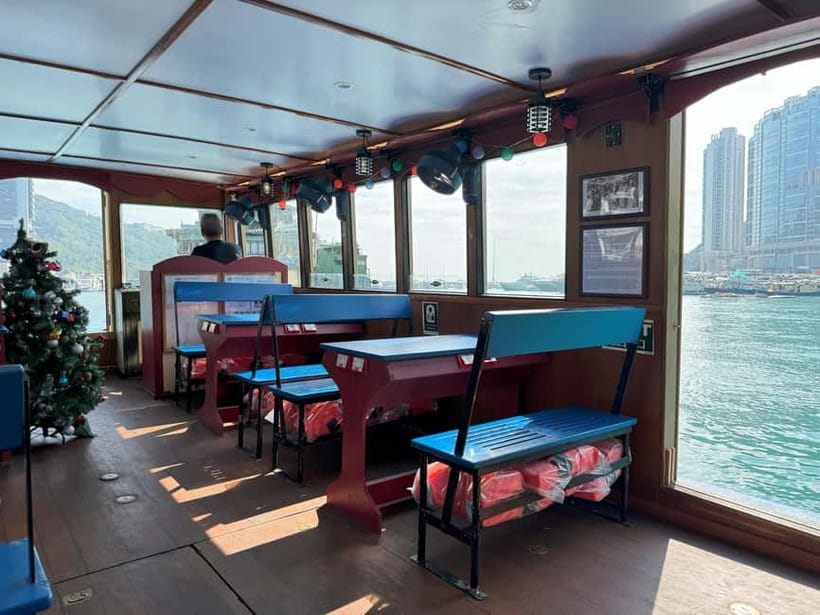 Hong Kong: Aberdeen Fishing Heritage Tour with Seafood Feast - Stepping onto a real Aberdeen houseboat