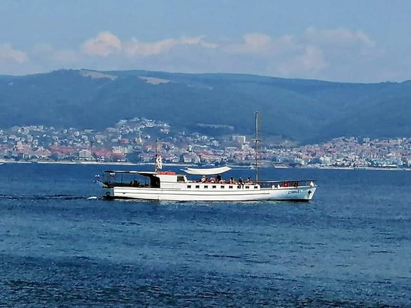 Nessebar: 4-Hour Boat Tour incl. Fishing, Lunch & Drinks - The bays of Nessebar, Ravda, and Pomorie—plus Old Town context from the audio guide