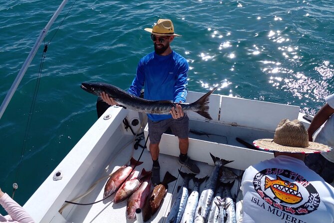 Private fishing charter Bertram 31ft 6 pax max if you don't fish you don't pay - The Bertram 31ft setup: private time on real fishing boat rules