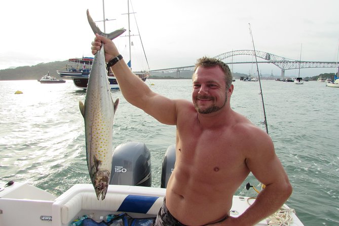 Private Fishing & Scenic Cruise – 27ft Proline | Panama Bay - On-board comfort: drinks, restroom, and the “we’ve got you” safety feeling
