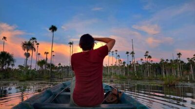 Puerto Maldonado: Lake Yacumama sunset and piranha fishing - On the water: boating, piranha fishing, and caiman searching