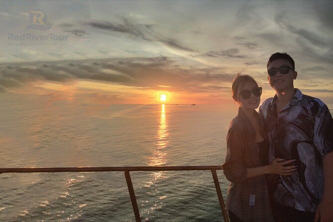 Red River Private Tour : Sunset and Night Squid Fishing - The onboard dinner: BBQ-style food after the night work