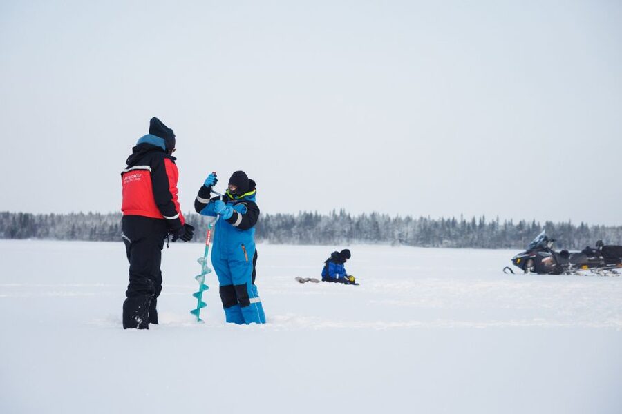 Rovaniemi: Ice Fishing & Snowmobile Safari Combo Day - Ice fishing on a frozen lake: drilling is the skill