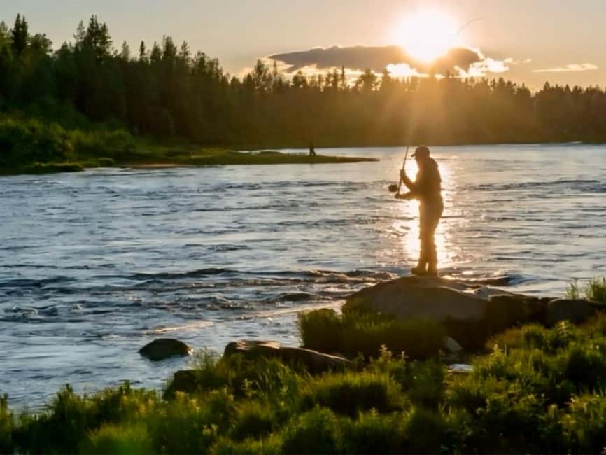 Rovaniemi: Summer & Autumn Fishing Tour in Lapland & BBQ - Summer vs. Autumn: Fishing Under Arctic Light