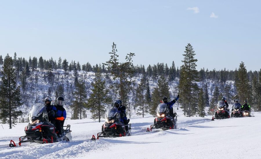 Saariselkä: Ice Fishing Safari by Snowmobile - Reaching the frozen lake: what changes when you stop moving