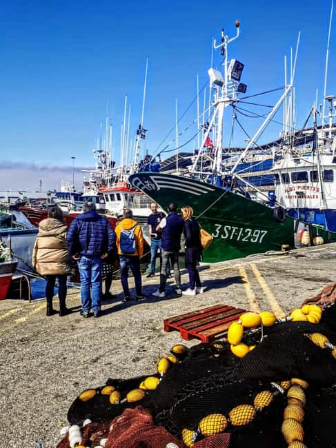 Santoña: Anchovy Art Gallery with Fishing Port and Market - Puerto Santoña’s auction scene: purse-seine boats and ship registrations