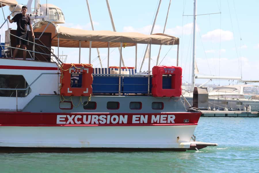 Sea excursion with BBQ, fishing, and swimming - Fishing off the rail: beginner-friendly, but it still takes patience