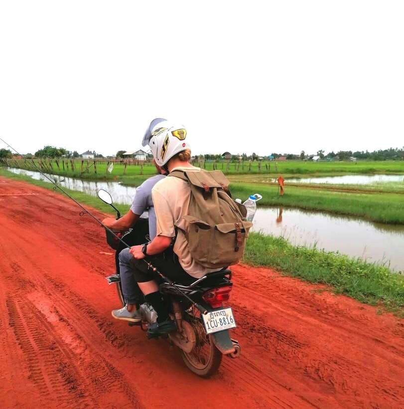 Siem Reap: Fishing in the rice fields, in the villages of Siem Reap - Learning the technique: topwater snakehead fishing with frogs
