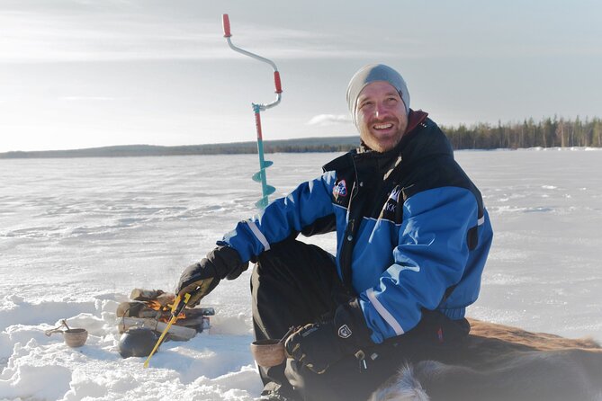 Snowmobiling and ice fishing in Apukka Resort, Rovaniemi - The ice-fishing stop: how a frozen pond turns into a lesson