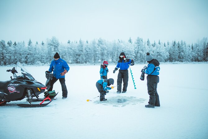 Snowmobiling and ice fishing in Apukka Resort, Rovaniemi - The bonfire warm-up: tea, coffee, snacks, and breathing space