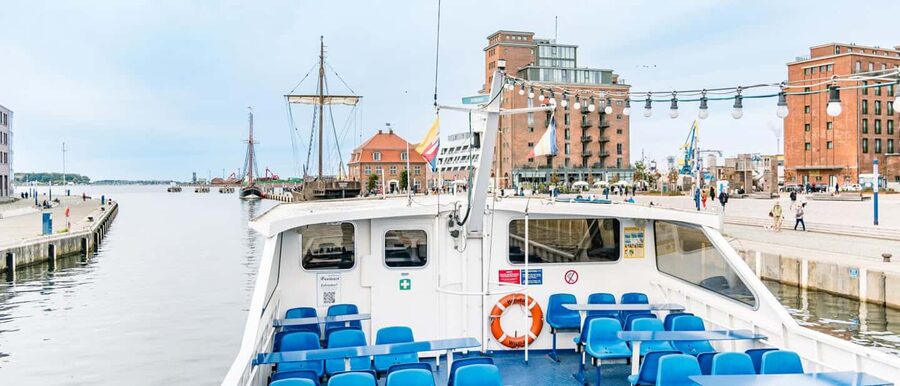 Wismar: Harbor Cruise with Sea Animal Fishing and Guide - From Alter Hafen, Wismar Bay gets personal fast